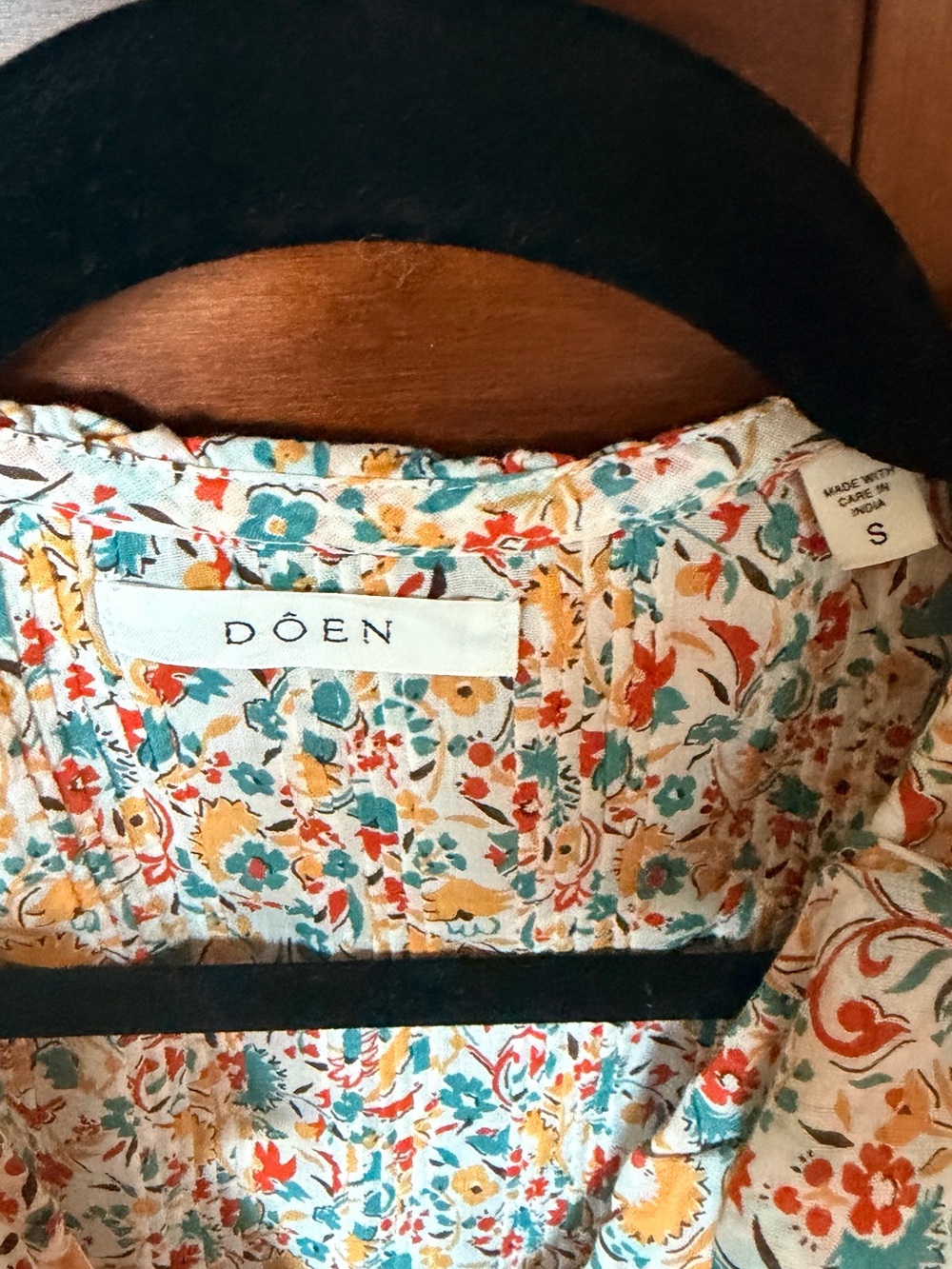 Doen Multi-Color Floral Ruffle Blouse - Picture 4 of 4